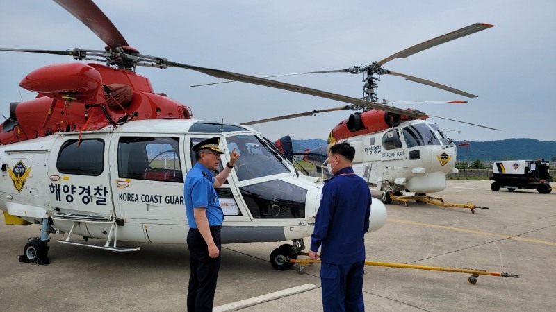 김종욱 서해지방해양경찰청장이 11일 여수회전익항공대를 방문해 현장세력 대응태세를 점검하고 있다. (사진제공 = 서해지방해양경찰청)
