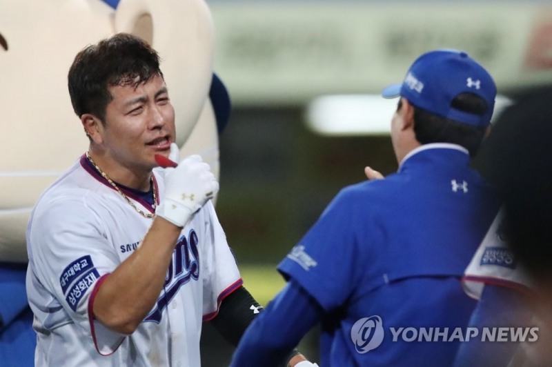 (대구=연합뉴스) 11일 대구 삼성라이온즈파크에서 열린 프로야구 '2022 신한은행 쏠(SOL) KBO 리그' SSG 랜더스와 삼성 라이온즈의 경기. 10회말까지 이어진 경기에서 삼성 강민호가 6-5로 역전승한 뒤 기뻐하고 있다.