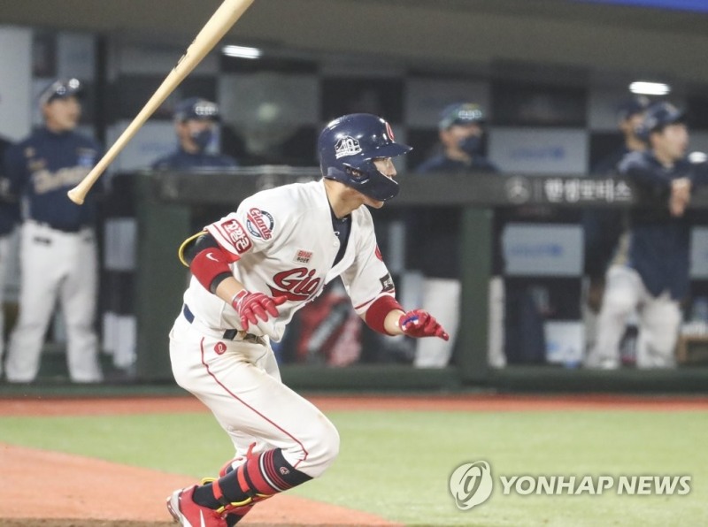 (부산=연합뉴스) 11일 부산 사직구장에서 열린 프로야구 NC 다이노스와 롯데 자이언츠의 경기. 9회말 2사 1, 3루 롯데 박승욱이 끝내기 안타를 치고 있다.