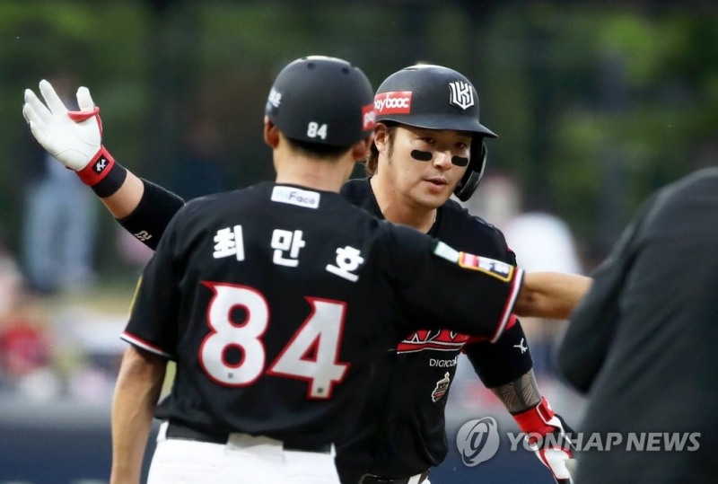 (광주=연합뉴스) 11일 광주기아챔피언스필드에서 열린 프로야구 2022 KBO리그 kt wiz와 KIA 타이거즈의 경기. kt 박병호가 1회초 1사 1루에서 투런홈런을 때리고 3루를 돌며 최만호 코치와 하이파이브하고 있다.