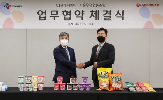 CJ프레시웨이 박선호 상품본부장(오른쪽)과 서울우유협동조합 최경천 마케팅 상무(왼쪽)/사진 제공 = CJ프레시웨이