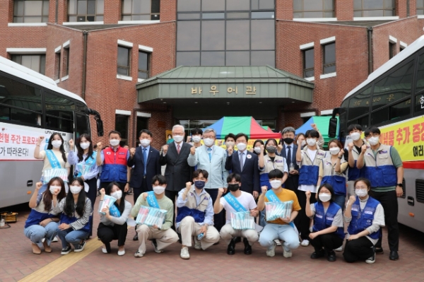 계명대학교 바우어관 앞에서 진행되고 있는 사랑의 헌혈행사에서 계명대 신일희총장과 DGB대구은행 임성훈 행장, 대구적십자사 송준기 회장, 대구경북혈액원 이건문 원장이 참여학생들과 기념촬영을 하고 있다.
