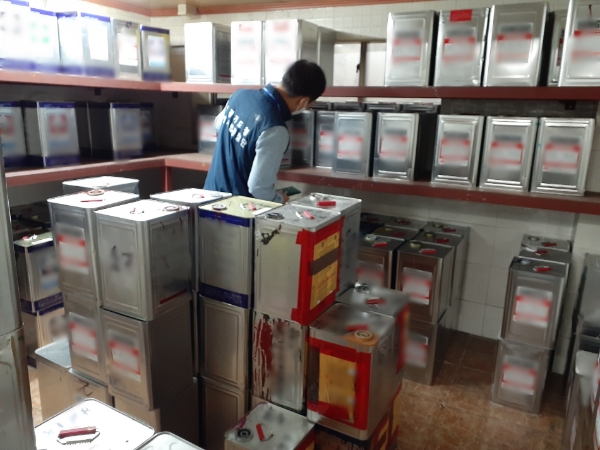 지정용량은 28배나 초과해 저장한 석유류 모습.