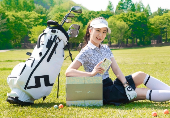 SK텔레콤은 글로벌 골프 브랜드 J.LINDEBERG와 함께 SKT 공식 온라인몰 T다이렉트샵 단독으로 한정판 ‘갤럭시S22+ J.LINDEBERG 골프 에디션’을 13일부터 사전 예약한다고 밝혔다. 한정판 패키지는 ▲골프 멀티 파우치 ▲볼마커 ▲미러형 젤하드 폰케이스 ▲무선 충전패드 ▲브랜드 쿠폰 겸 네임택 등 5개 상품으로 구성되어 있다.
