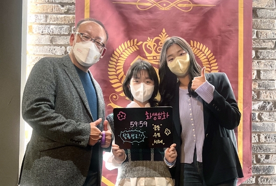 LG유플러스가 1990년대생 신입사원들이 임원들에게 MZ세대의 트렌드에 대해서 멘토링하며 세대간 차이를 좁혀나가는 ‘리버스 멘토링(reverse mentoring)’ 을 진행중이다. 사진은 리버스 멘토링에 참여한 컨슈머서비스그룹 박준동 그룹장이 신입사원 멘토들과 MZ세대가 즐겨찾는 방탈출 카페를 찾아 체험하고 있는 모습