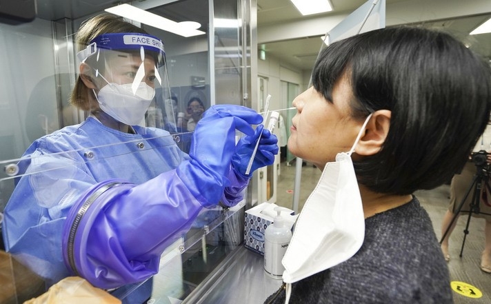 지난 9일 오전 서울 강남구 삼광의료재단에 마련된 해외 입·출국 코로나19 검사센터에서 한국여행업협회 관계자가 PCR검사를 받고 있다.(공동취재사진) 