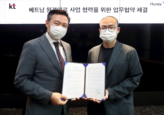 5월 11일 오후 KT송파빌딩에서 디지털&바이오헬스사업단장 임승혁 상무(왼쪽)와 휴레이포지티브 최두아 대표(오른쪽)가 업무협약 체결 후 기념사진을 촬영하고 있다.