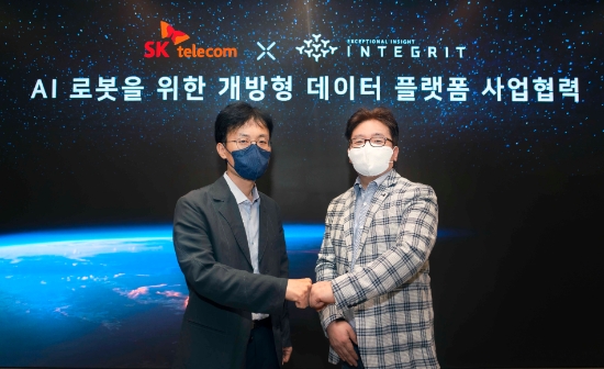 SKT가 AI기반 로보틱스 플랫폼 전문기업 인티그리트와 ‘개방형 로보틱스 데이터 플랫폼’ 개발을 위한 업무협약(MOU)을 체결했다. 최낙훈 SKT 스마트팩토리CO담당(좌측)과 이창석 인티그리트 사장이 협약식에서 기념 촬영 하고있는 모습