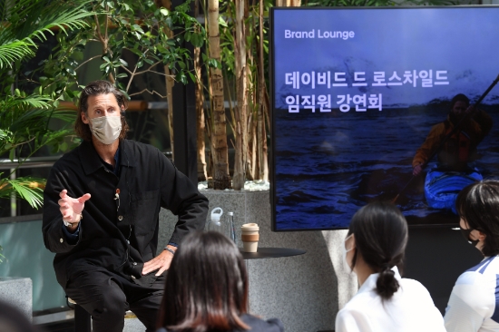 데이비드 드 로스차일드가 현대자동차 임직원을 대상으로 '대자연과 기업 시민의식'을 주제로 강의하는 모습