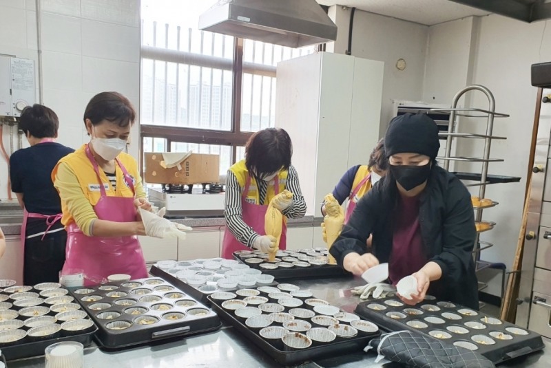 자원봉사자들이 귀리머핀을 만들고 있다. (사진제공 = 정읍시)