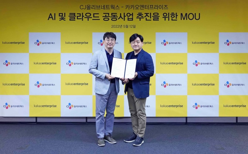 (왼쪽부터) 차인혁 CJ올리브네트웍스 대표이사, 백상엽 카카오엔터프라이즈 대표./사진 제공 = 카카오엔터프라이즈