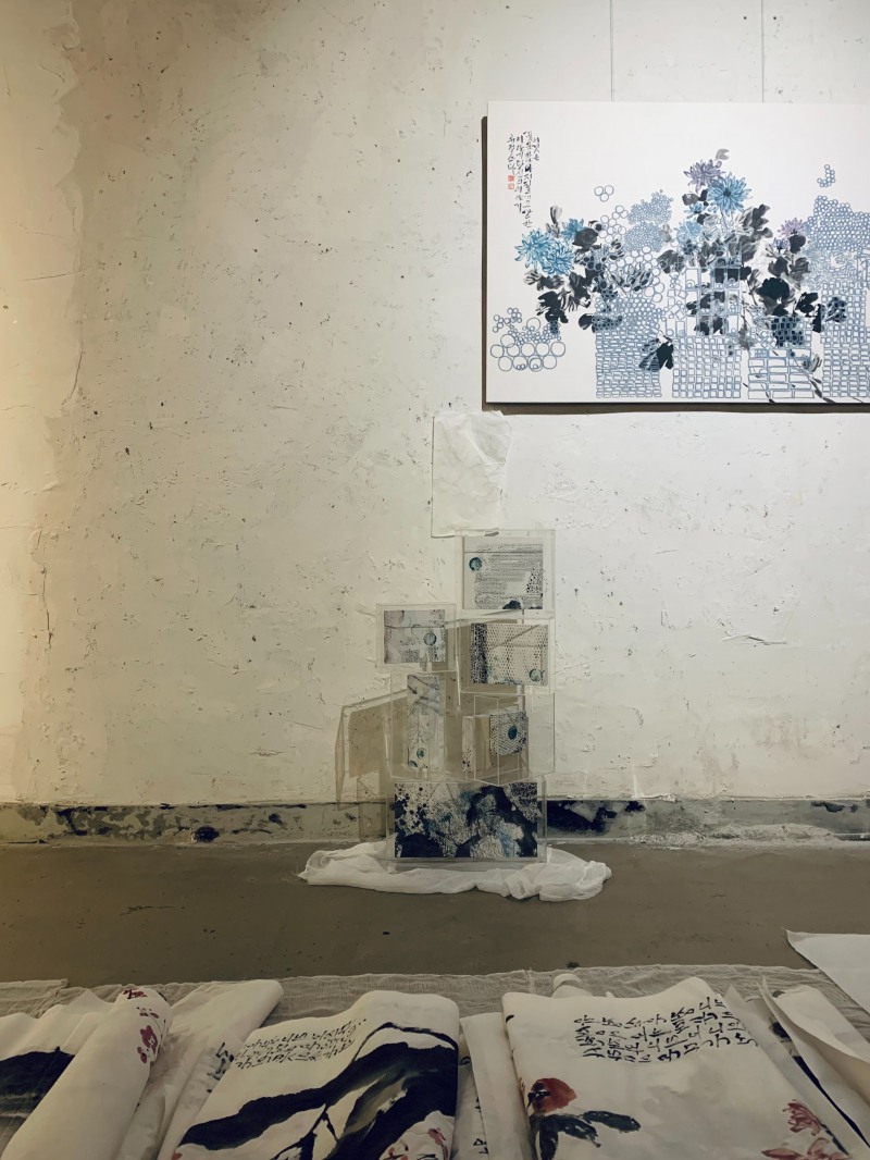 신은정, 당신의 이야기, 2021, 한지에 먹물, 물감, 오일파스텔, 78 X 112cm (맨 위), 신은정, 블록 시리즈, 2022, 한지에 청먹, 오일파스텔, 혼합재료, 가변사이즈 (가운데) / 사진=Courtesy of artist, 레피카