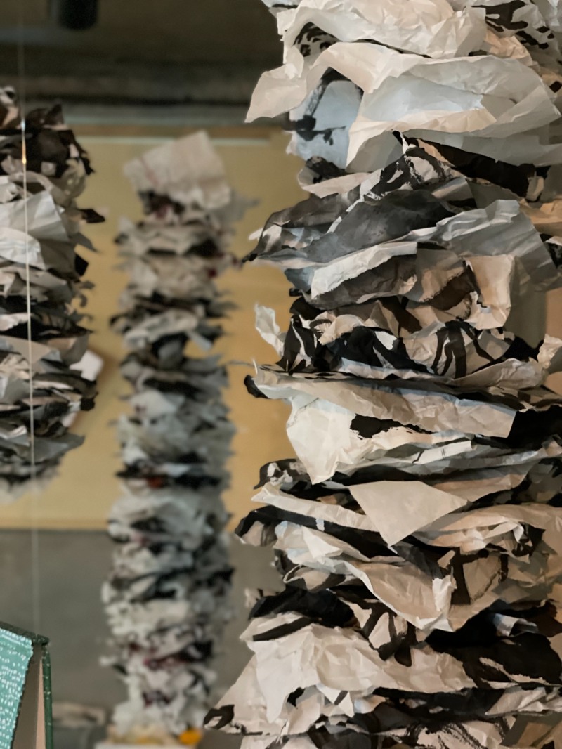 신은정, 흩뿌림을 주워 매달았다, 2022, 혼합재료, 가변사이즈 / 사진=Courtesy of artist, 레피카