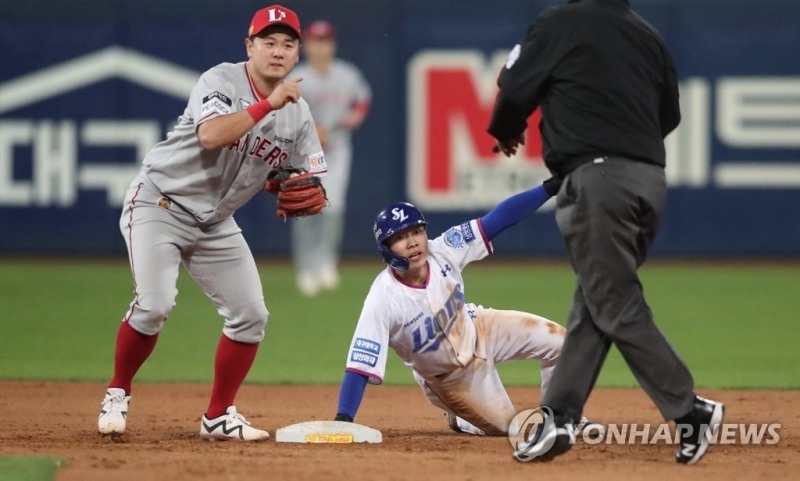 손 바꿔치기로 도루에 성공한 김지찬(사진=연합)