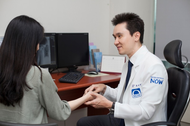 손목통증 유발하는 손목터널증후군, 적기에 치료해야