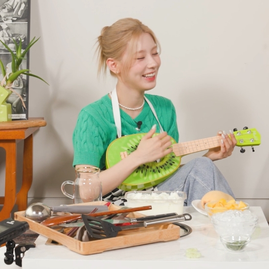 지니뮤직과 (여자)아이들 메인보컬 미연이 데뷔 4년만에 솔로앨범 ‘MY’출시한 것을 기념해 셀프 축하 ‘혼밥상’ 영상제작에 나섰다.