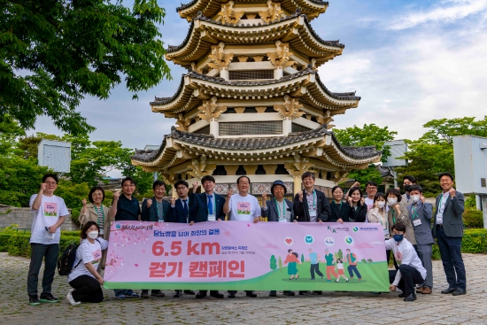 지난 12일 경상북도 경주시에서 개최된 6.5km 걷기 캠페인 기념 행사에서 원규장 당뇨병학연구재단 이사장(두번째줄 왼쪽에서 여섯번째), 김영설 동아에스티 부사장(두번째줄 왼쪽에서 일곱번째), 백세현 대한당뇨병학회 회장(두번째줄 왼쪽에서 여덟번째) 등 관계자들이 기념 사진을 촬영하고 있다./사진 제공 = 동아쏘시오그룹