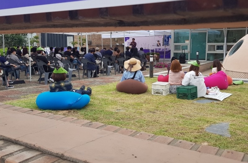 정읍시가 올해 시민과 함께 읽을 한 권의 책으로 일반도서에 ‘공간의 미래(유현준)’와 아동도서에 ‘나의 씨앗 할아버지(박성우)’를 각각 선정했다. (사진제공 = 정읍시)