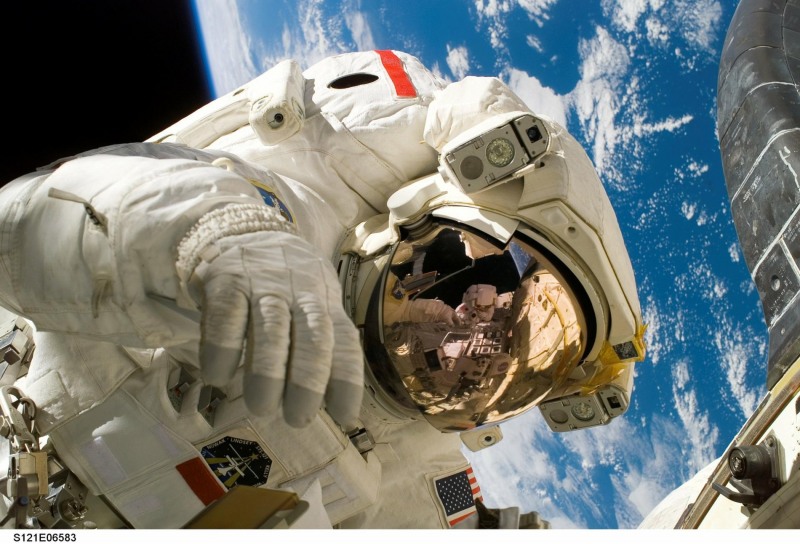 ISS에서 작업 중인 우주인 [pixabay]