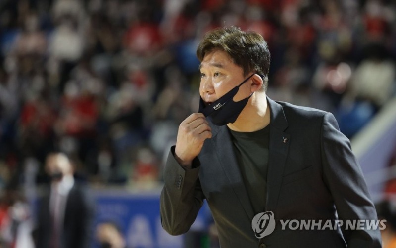 지난 10일 서울 잠실학생체육관에서 열린 2021-2022시즌 프로농구 챔피언결정전 5차전 서울 SK 나이츠와 안양 KGC 인삼공사의 경기. KGC 김승기 감독이 작전 지시를 하는 모습.