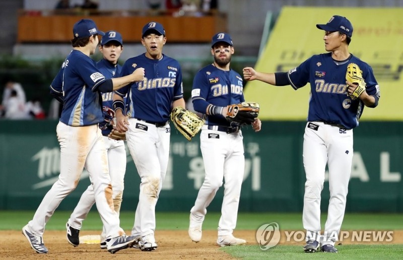 (인천=연합뉴스) 13일 인천 SSG 랜더스필드에서 열린 프로야구 SSG 랜더스와 NC 다이노스의 경기. 6-2로 승리한 NC 다이노스 선수들이 서로 격려하고 있다.