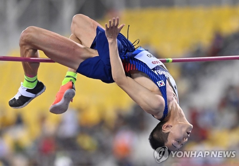 (도하 EPA=연합뉴스) 우상혁이 14일(한국시간) 카타르 도하에서 열린 2022 세계육상연맹 다이아몬드리그 개막전 남자 높이뛰기 결선에서 바를 넘고 있다. 이날 우상혁은 2ｍ33으로 우승했다.