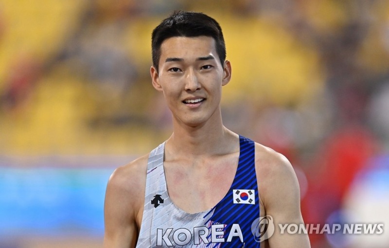 (도하 EPA=연합뉴스) 우상혁이 14일(한국시간) 카타르 도하에서 열린 2022 세계육상연맹 다이아몬드리그 개막전 남자 높이뛰기 결선에서 바를 넘고 있다. 이날 우상혁은 2m33으로 우승했다.