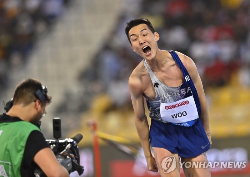 (도하 EPA=연합뉴스) 우상혁이 14일(한국시간) 카타르 도하에서 열린 2022 세계육상연맹 다이아몬드리그 개막전 남자 높이뛰기 결선에서 바를 넘고 있다. 이날 우상혁은 2ｍ33으로 우승했다.