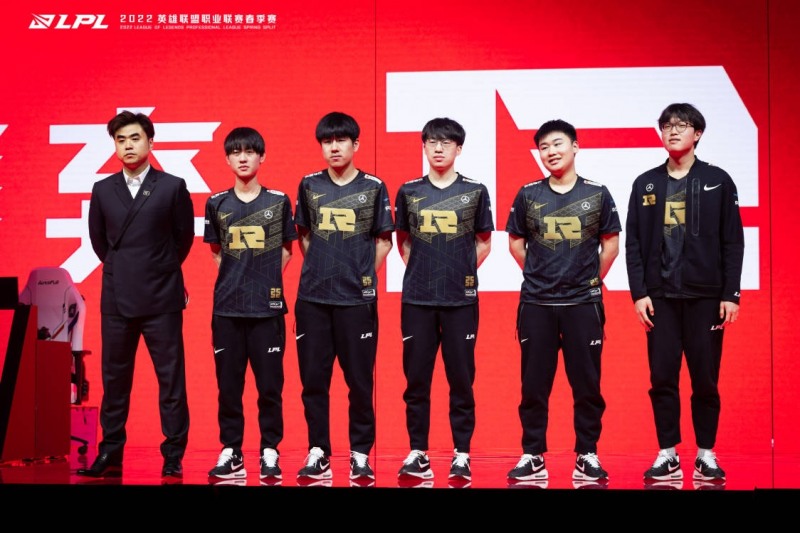 Photo=LPL 官方('켄쥬' 감독은 가장 왼쪽)