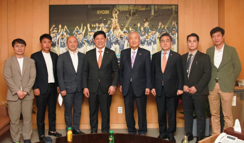 KBO 허구연 총재, 탈북 태영호 국회의원과 탈북민 유소년 야구 저변 확대 및 지원 방안 논의