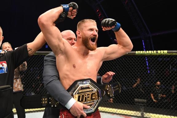 블라코비치 3회 역전 TKO 승. 9세 연하 라키치 누르고 다시 챔피언 도전