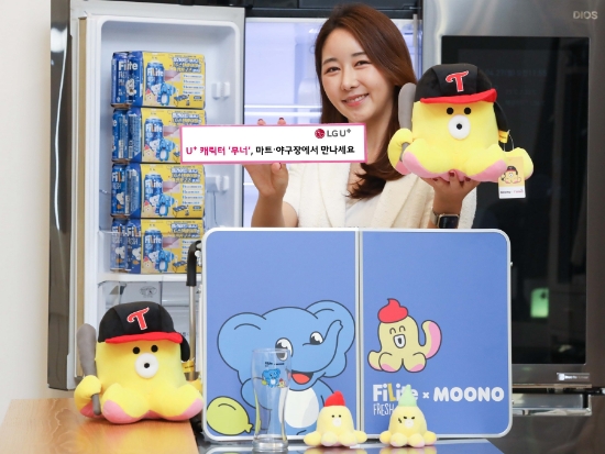 LG유플러스가 자사의 오리지널 캐릭터를 앞세워 유통·스포츠 업계 등 다양한 사업자와 콜라보레이션을 진행한다고 16일 밝혔다. 사진은 LG유플러스 임직원이 하이트진로와 콜라보레이션한 기획팩과 무너 굿즈를 소개하는 모습.