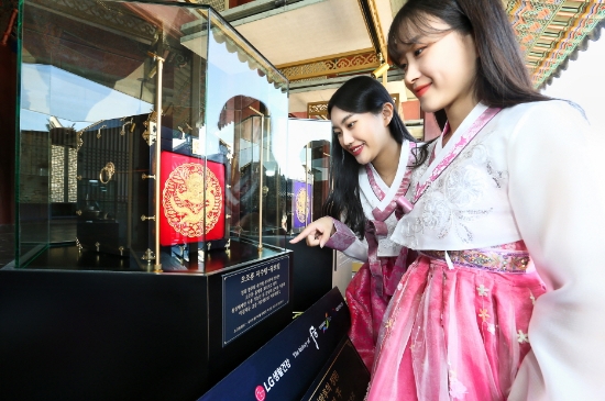 경복궁 교태전 방문객들이 LG생활건강 '후'가 진행하는 '왕후의 정원' 전시를 보고있다.