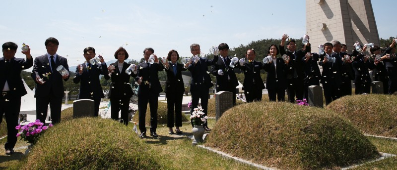 국립5‧18민주묘지에서 진행된 518마리 나비날리기 모습 (사진제공 = 함평군)