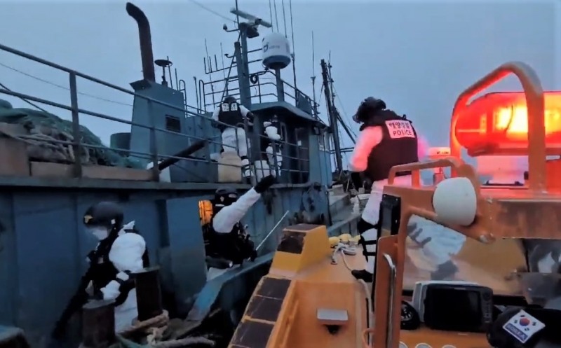 무허가 불법조업 중국어선에 등선하고 있는 목포해경 (사진제공 = 목포해양경찰서)