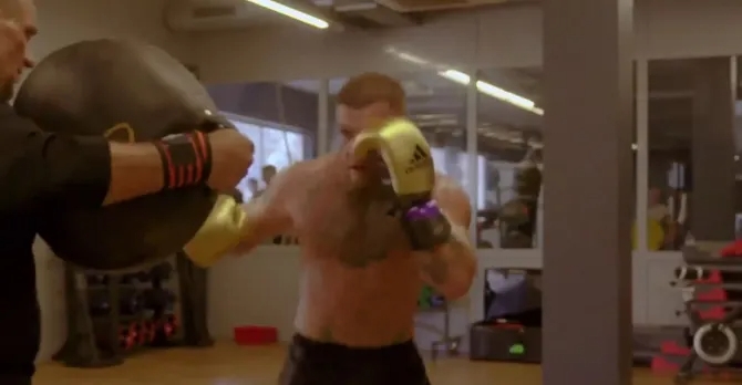 패드를 치며 주먹을 단련하고 있는 맥그리거(사진출처=노트리우스 인스타그램)