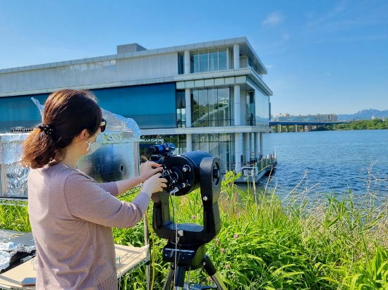 KT 융합기술원 연구원들이 한강에서 무선 양자 신호를 모니터링하고 있는 모습
