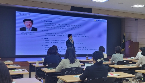 농협금융은 16일, 'NH WM마스터즈' 자문위원이 주관하는 투자세미나 ‘투자학교’를 개최했다. 홍성배 전문위원이 농협은행 전남영업본부에서 강의를 하고 있다.