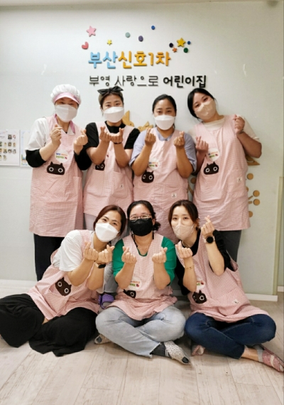 부영그룹, 스승의날 맞아 보육교사에 앞치마 전달