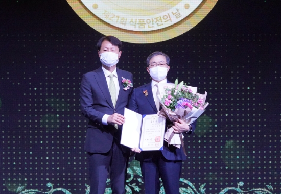 이상윤 풀무원 기술원장이 13일 양재동 AT센터에서 열린 ‘제21회 식품안전의 날’ 기념식에서 식품안전에 기여한 성과를 인정받아 대통령상 표창을 받았다. 이상윤 풀무원 기술원장(사진 오른쪽)이 대통령상 표창장을 들고 김강립 식약처장과 기념사진을 찍고 있다.
