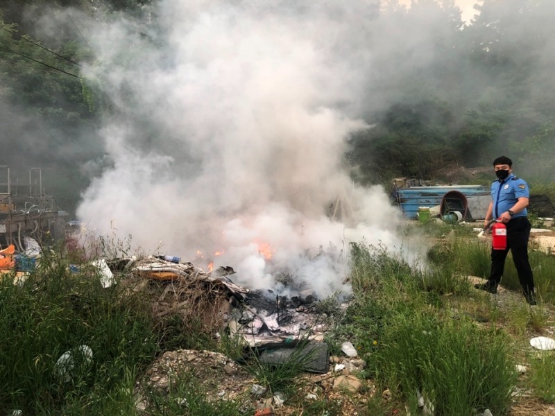 화재 진압하고 있는 완도해경의 모습 (사진제공 = 완도해양경찰서)