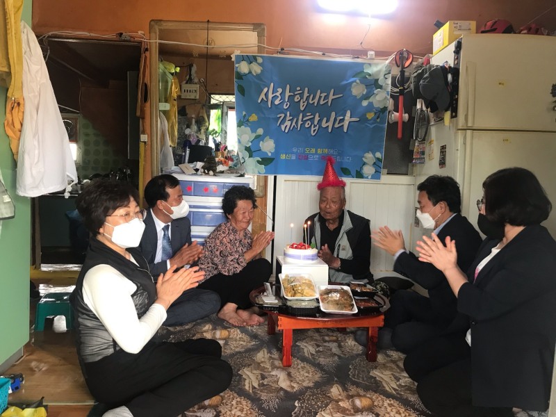 ‘우리 오래 함께해요~!’ 어르신 생일 파티 지원 사업 모습 (사진제공 = 군산시)