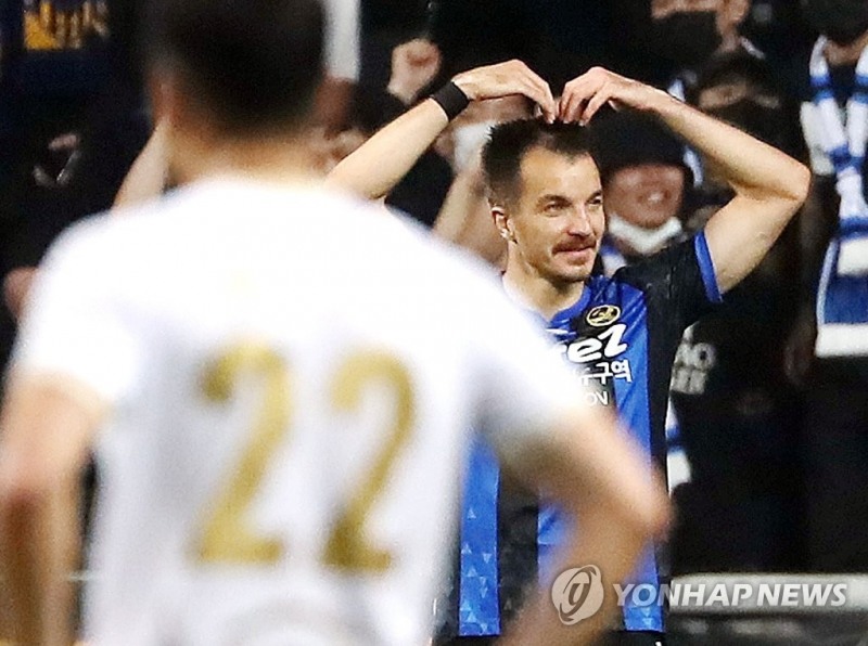 (인천=연합뉴스) 17일 인천 축구전용경기장에서 열린 남자 프로축구 인천 유나이티드와 대구 FC의 경기. 후반전 인천 무고사가 페널티 킥으로 동점 골을 넣은 뒤 머리 위로 팔을 올려 하트를 그리며 세리머니를 하고 있다. 이날 경기는 2-2 무승부로 끝났다.