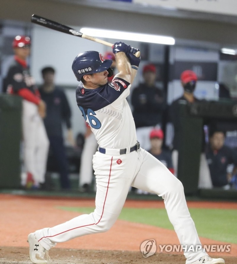 (부산=연합뉴스) 17일 부산 사직구장에서 열린 프로야구 KIA 타이거즈와 롯데 자이언츠의 경기. 8회말 2사 만루에서 롯데 피터스가 역전 2타점 적시타를 치고 있다.