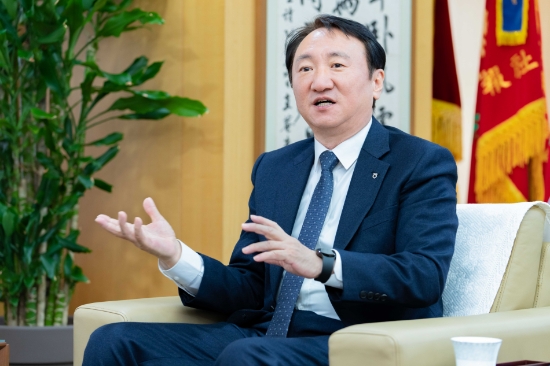 권준학 은행장이 농업금융 전문은행으로서의 NH농협은행 역할에 대해 이야기하고 있다.