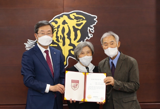 정진택 총장(좌측)과 최경자 교우(가운데), 문황호 교우(우측)가 기부식에서 기부증서를 들고 기념촬영을 하고 있다