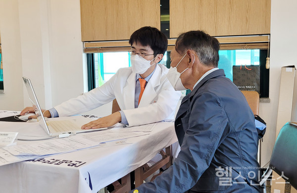 인천힘찬종합병원신경외과김중호과장이17일충남태안남면농협에서진행된의료봉사활동에서척추환자를진료하고있다.