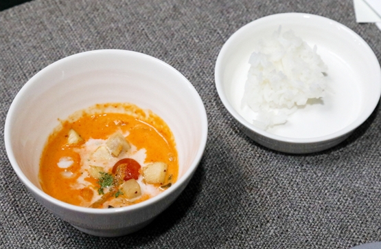 김홍국 회장이 선보인 3코스 ‘더미식’ 안남미밥과 구운닭가슴살을 넣은 레드 타이커리