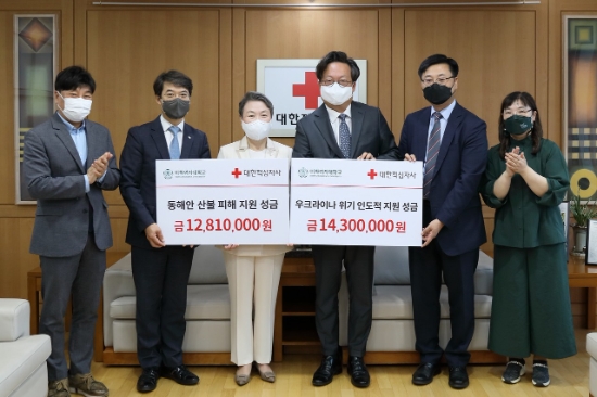 18일(수) 오전 10시 30분 서울 중구 대한적십자사 서울사무소에서 열린 기부금 전달식에서 참석자들이 기념촬영을 하고 있다. (사진 왼쪽부터 김동혁 대한적십자사 정기후원팀장, 이재승 대한적십자사 모금전략본부장, 장예순 대한적십자사 부회장, 신경식 이화여자대학교 대외부총장, 정제영 이화여자대학교 기획처장, 민경주 이화여자대학교 기획팀장)
