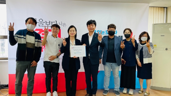 (사)한국주야간보호협회 오현태 회장과 회원이 함께 국민의힘 김은혜 경기도지사 후보 진심캠프의 신보라 정무실장에게 정책 제안서를 전달하고 있다.